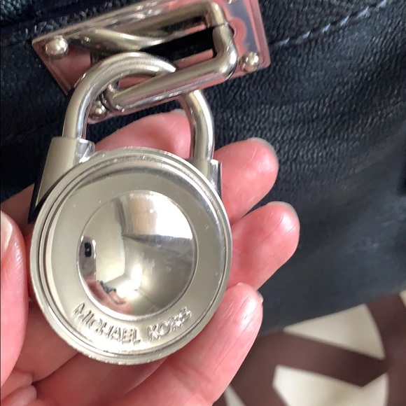 ❗️SOLD MIchael Kors Hamilton Saffiano Satchel - Picture 4 of 8